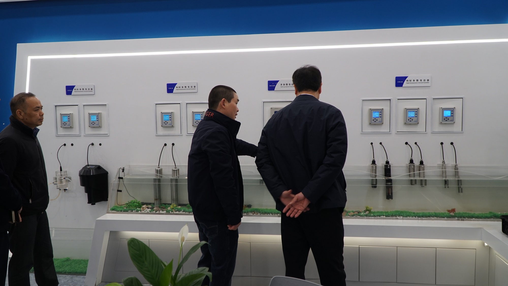 Правительство посещает ядр.