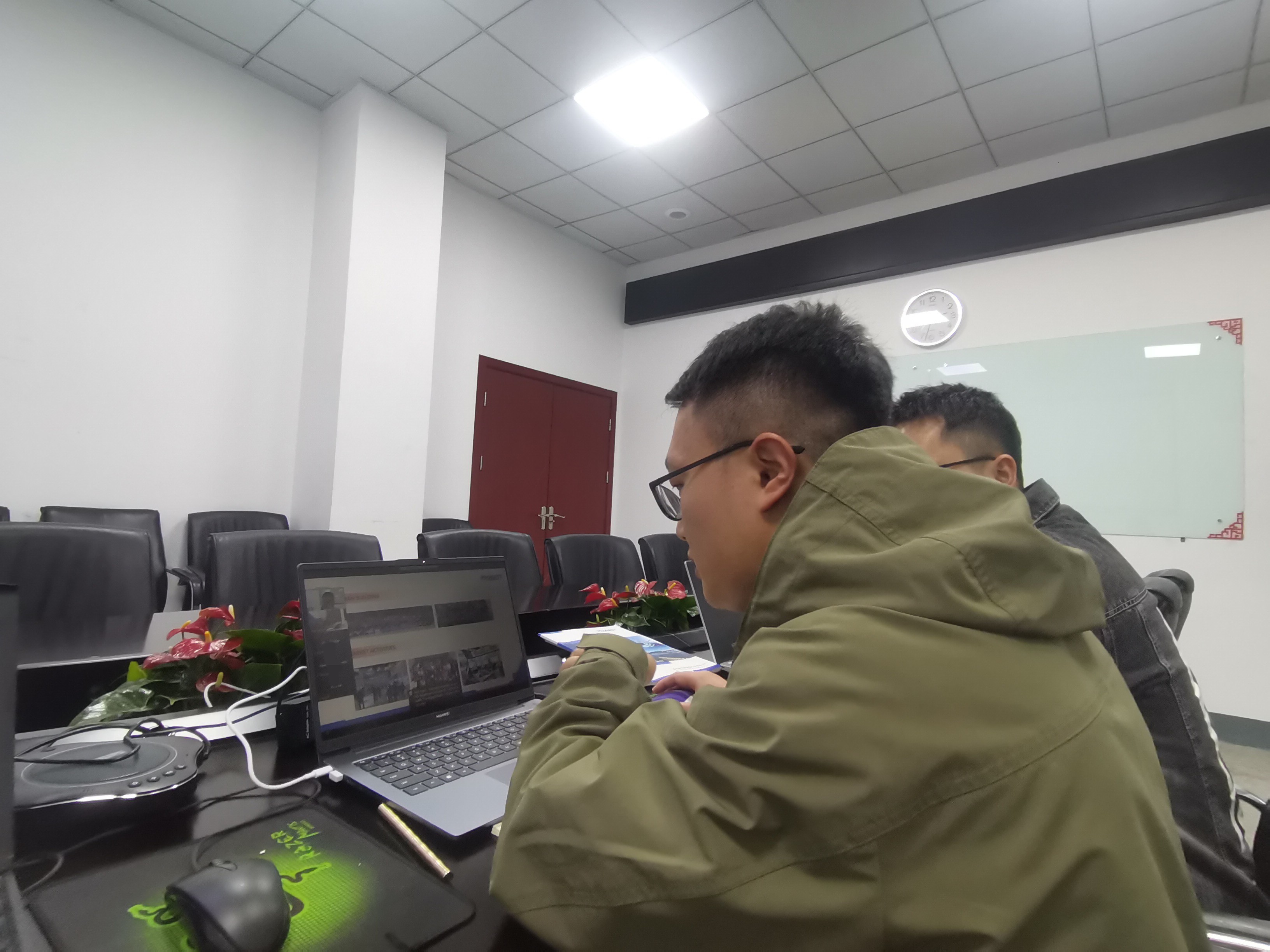 Покажите клиентов на нашей фабрике через видео